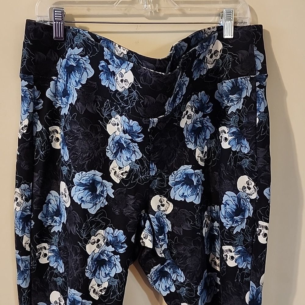 Torrid Pixie Pants Size 2 Skulls - image 2